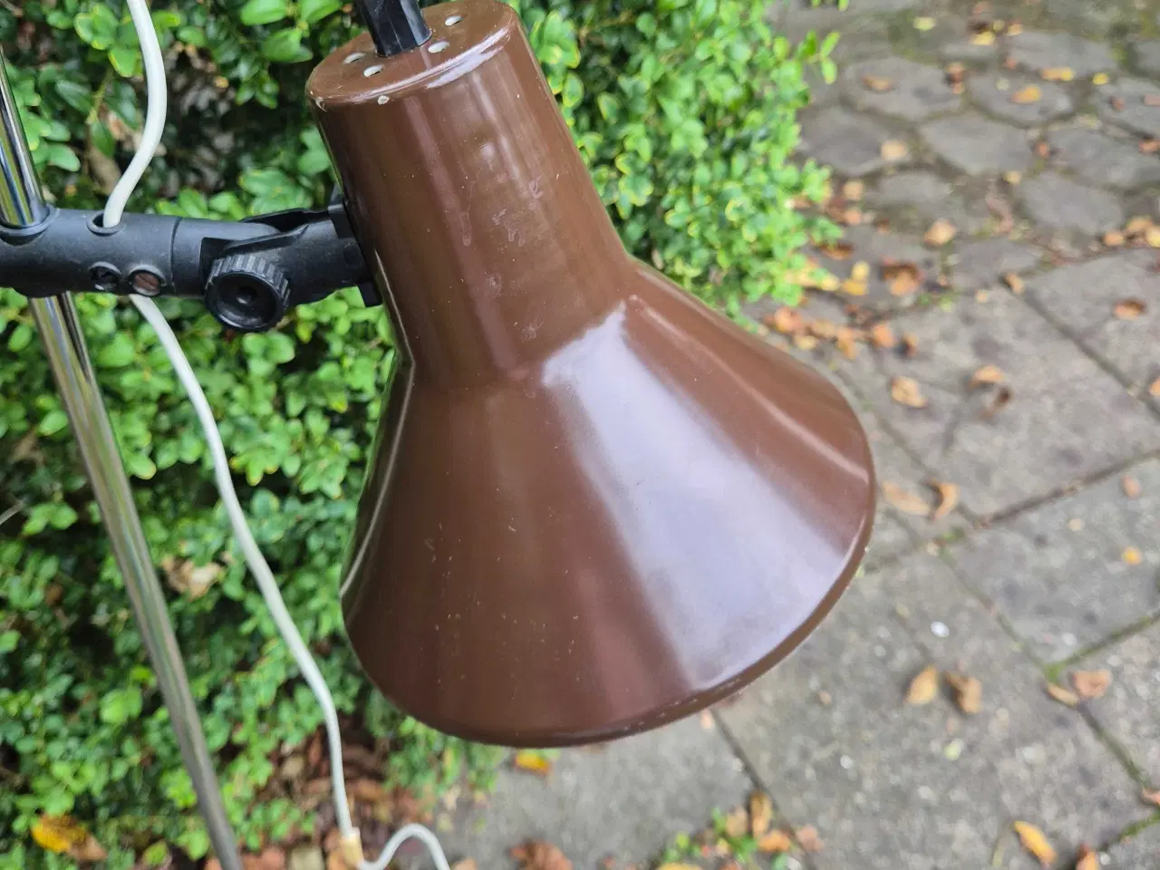 Billede 3 - Brun gulvlampe inspireret af en klassisk arkitektl