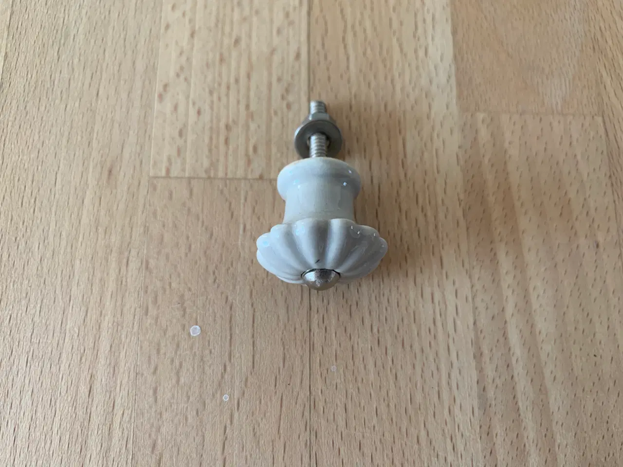 Billede 2 - Smuk sort/hvid knage i stål og med porcelænsknap