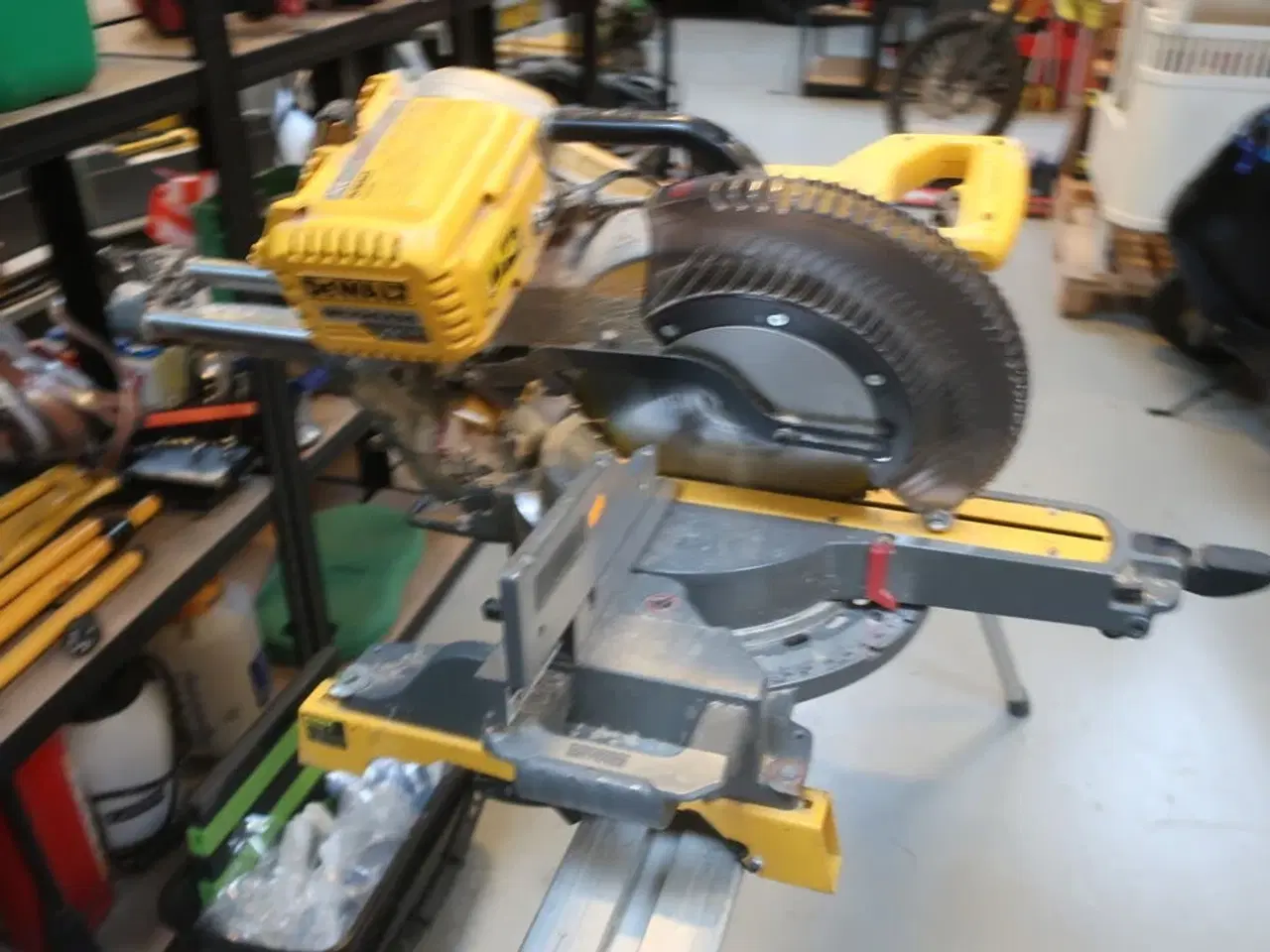 Billede 2 - Kap/ geringssav DEWALT DHS780 med arbejdsbord