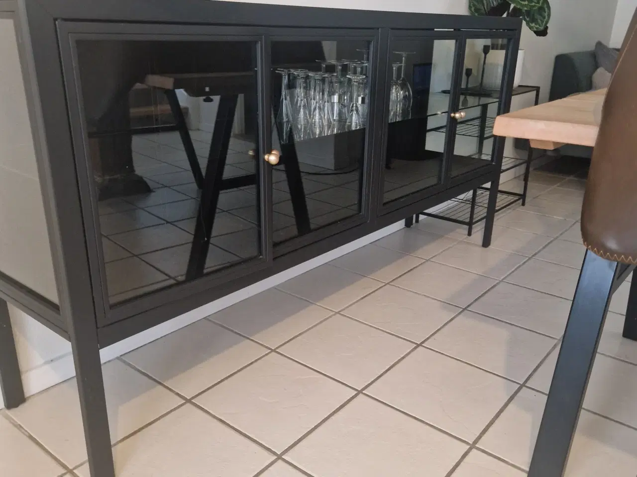 Billede 1 - Glas vitrineskab og skænk 