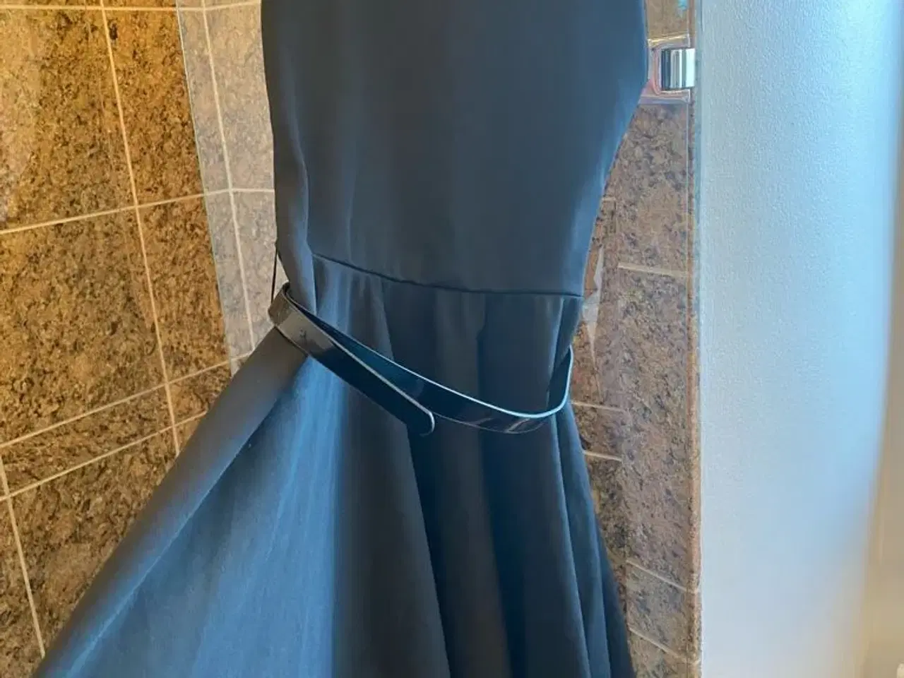 Billede 4 - Sort elegant kjole med bælte str small