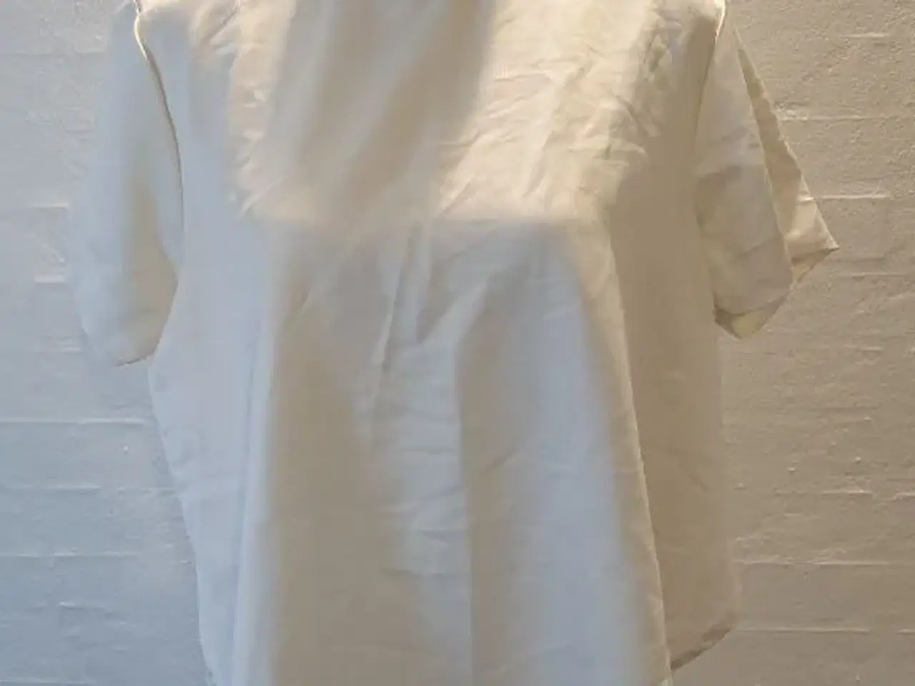 Billede 1 - Bluse med slids i satin