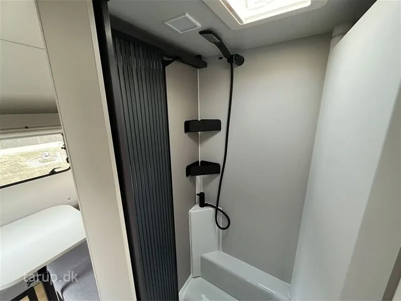 Billede 17 - 2026 - Adria Action 391 PD   Tværstillet dobbeltseng, L-siddegruppe, LED-kanallys, TV-holder,  alufælge, panorama-vindue, stort køleskab, el-gulv-varme, Truma Combi 4