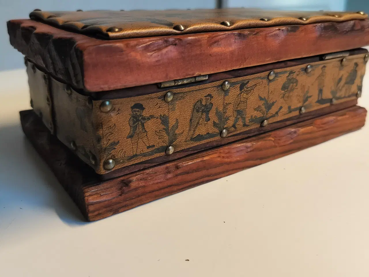 Billede 3 - Gammel Træ skrin, med motiver