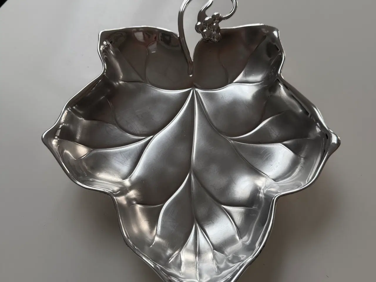 Billede 3 - Smukt bladformet fad/skål