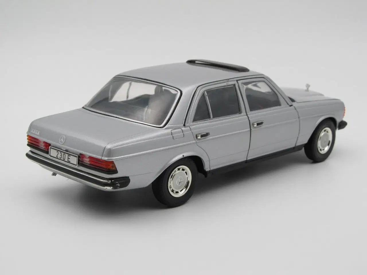 Billede 3 - 1979 Mercedes-Benz 230 E Type W123 - 1:18