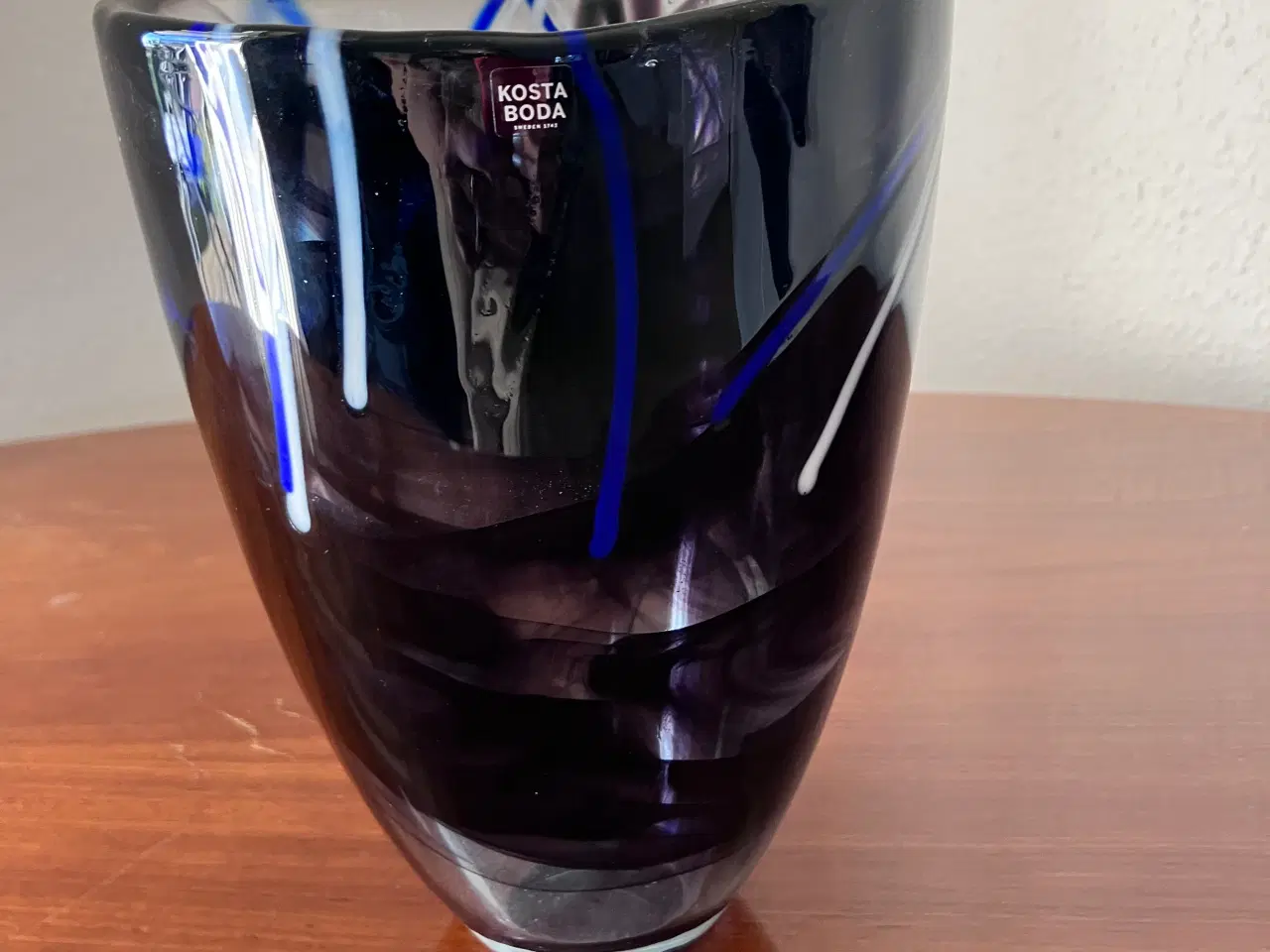 Billede 1 - KOSTA BODA vase, dyb blå/lilla