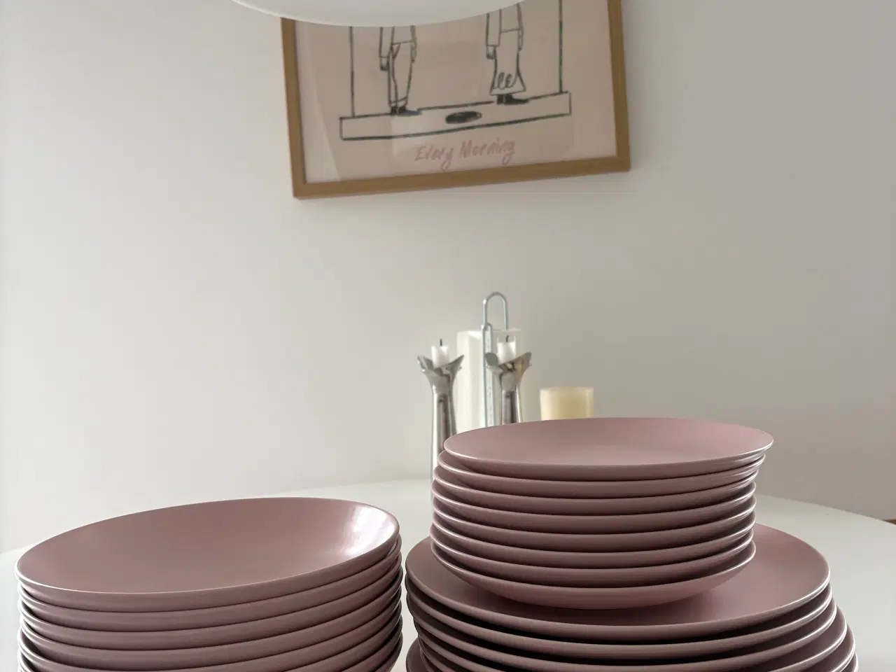 Billede 2 - Lyserødt tallerkensæt fra IKEA