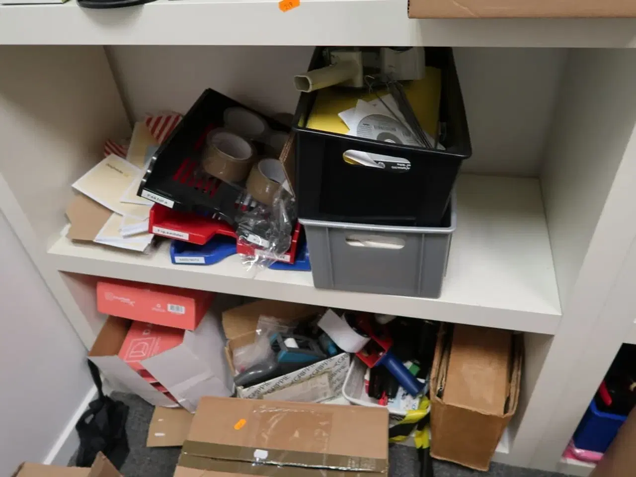 Billede 8 - Reol med div. Kontorartikler m.m.
