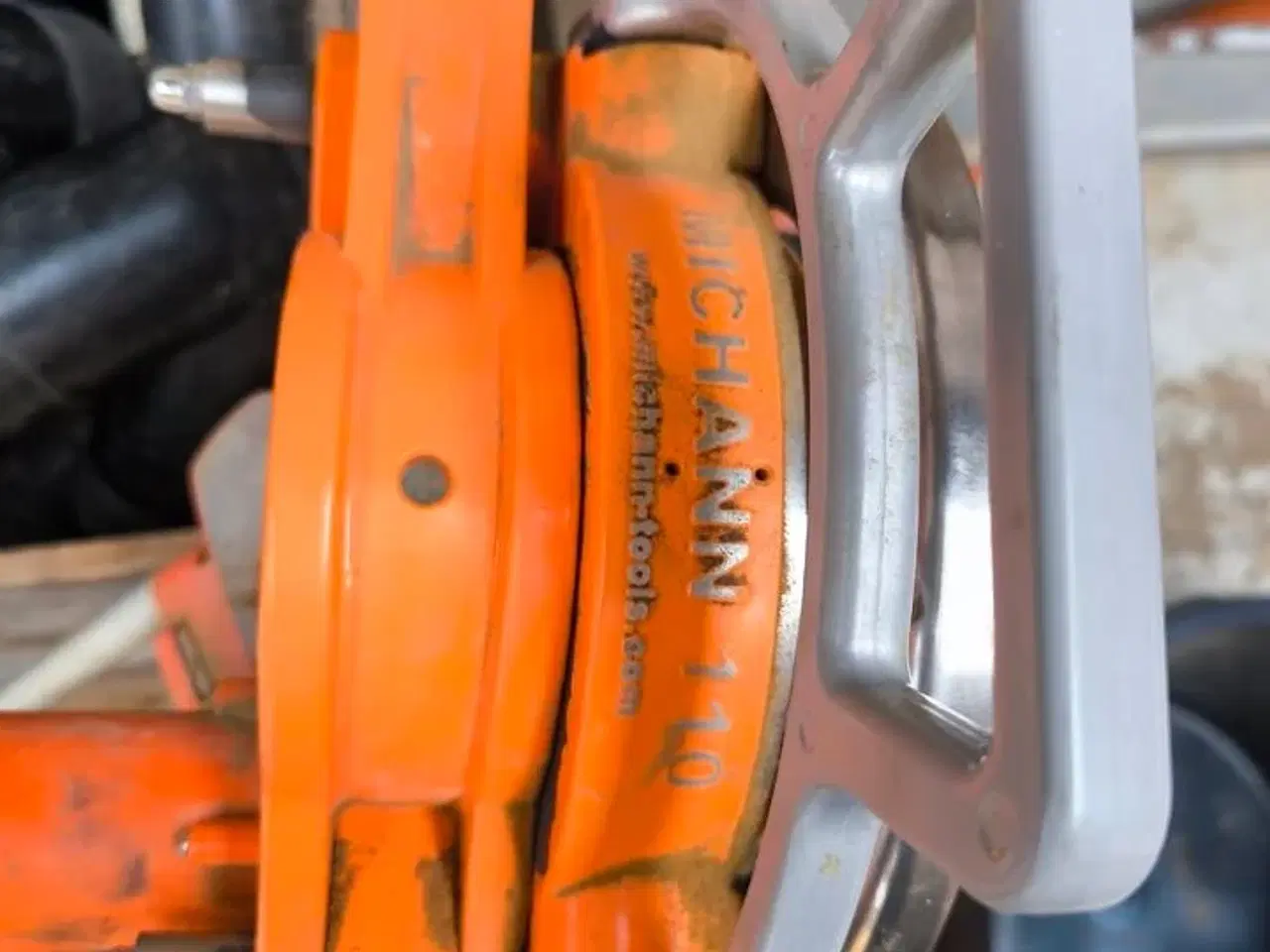 Billede 3 - Elektrisk rørskærer MICHANN 110 på stativ, inkl. batteri