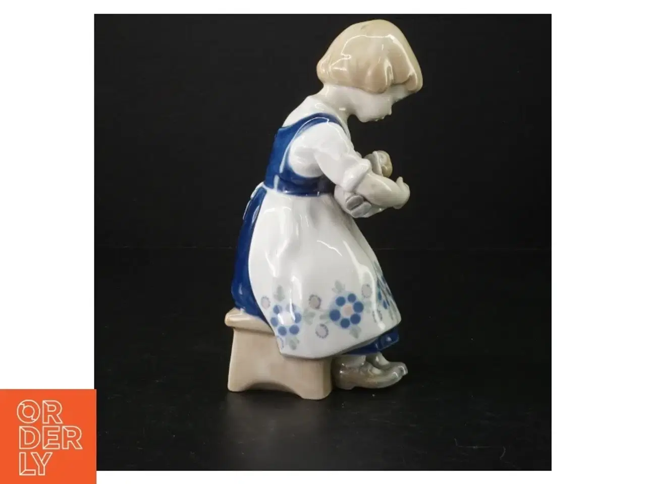 Billede 2 - Porcelænsfigur af pige (str. 21 cm)