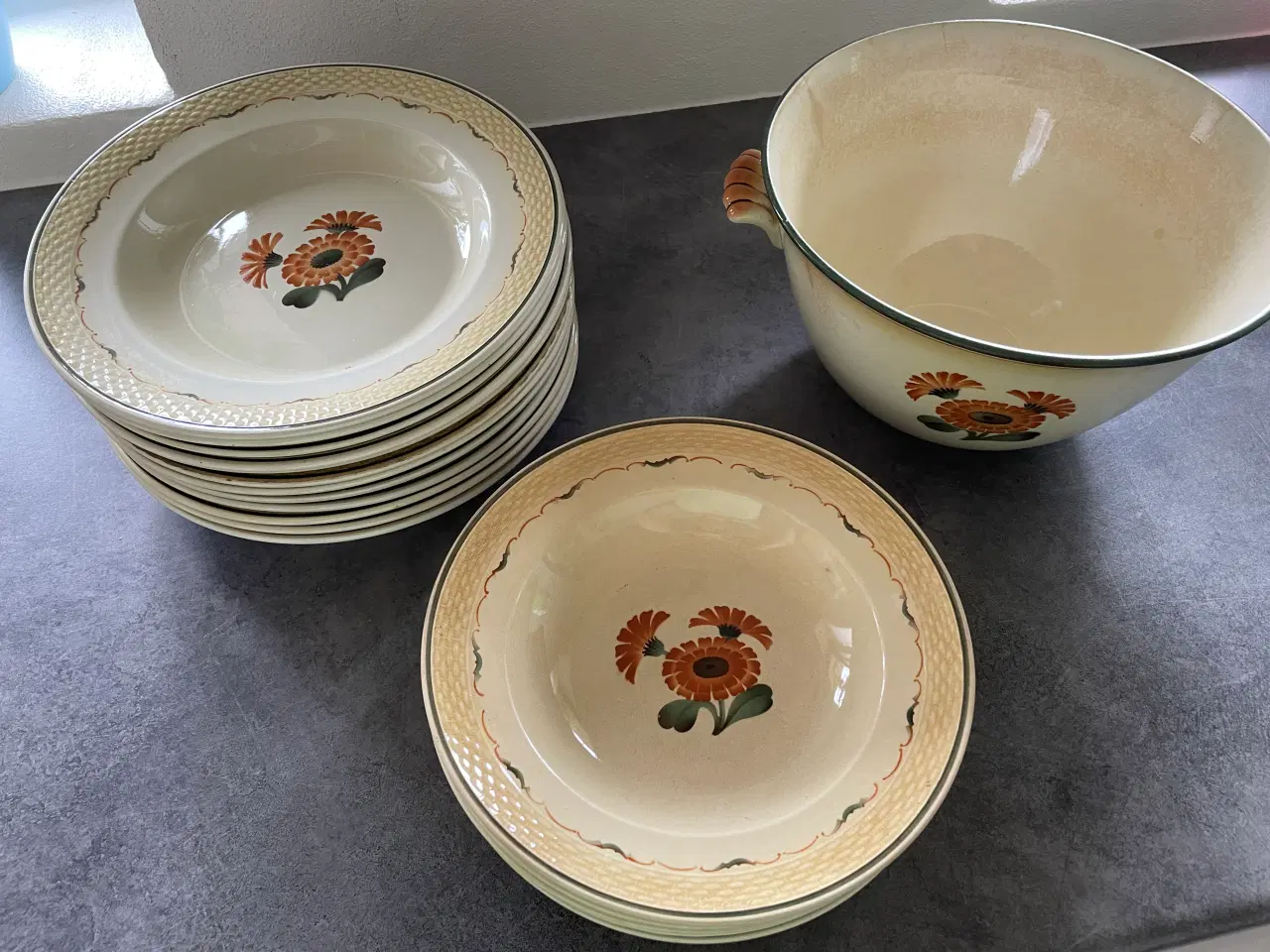 Billede 1 - Morgenfruestel, dybe tallerkner, suppeterrin 