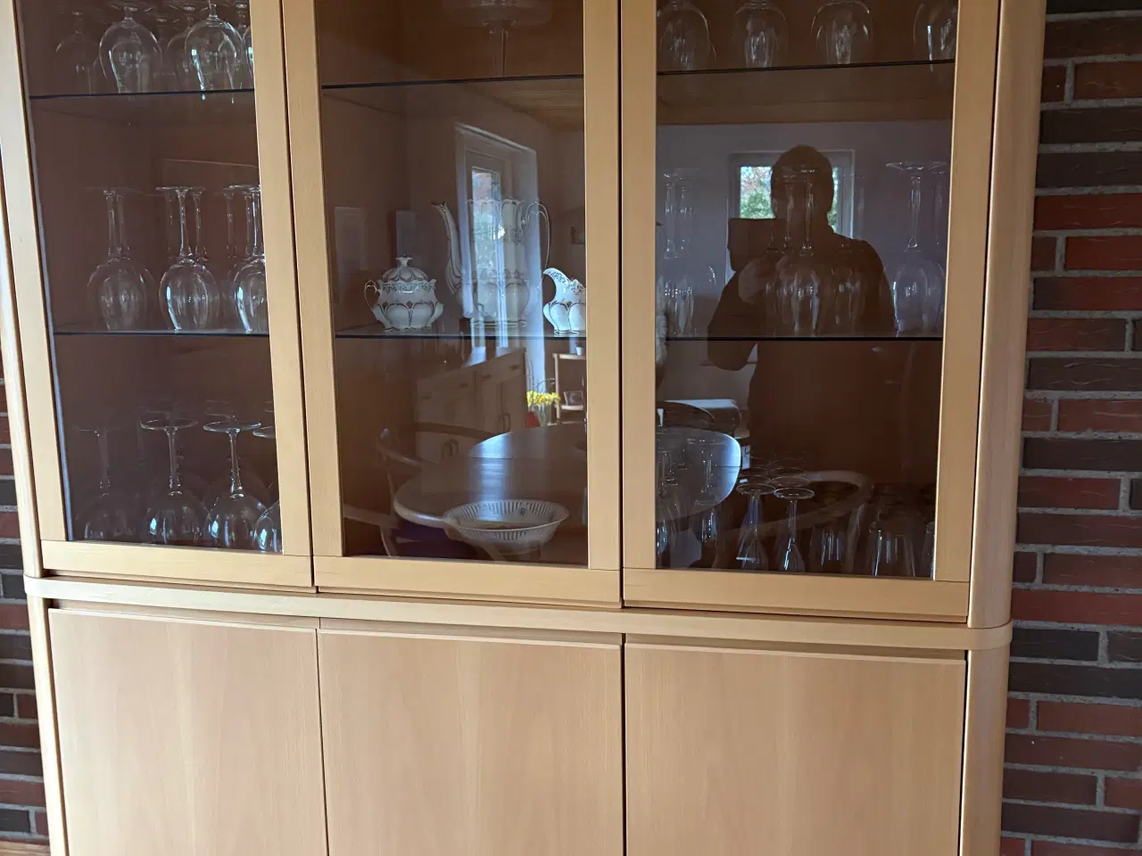 Billede 2 - Flot vitrineskab med lys sælges