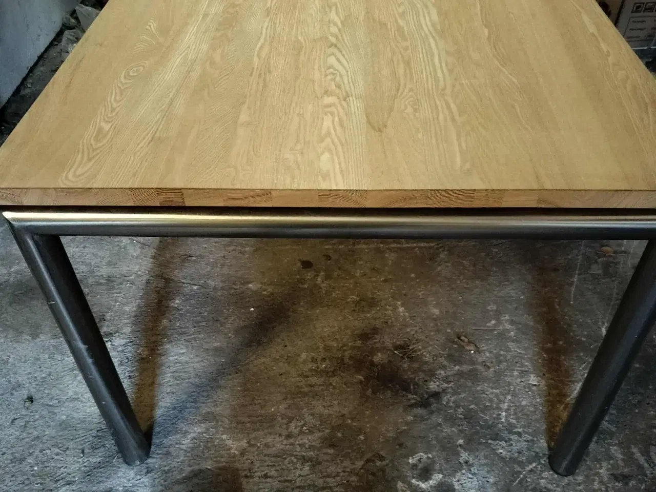 Billede 1 - Spisebord i stål og egetræ