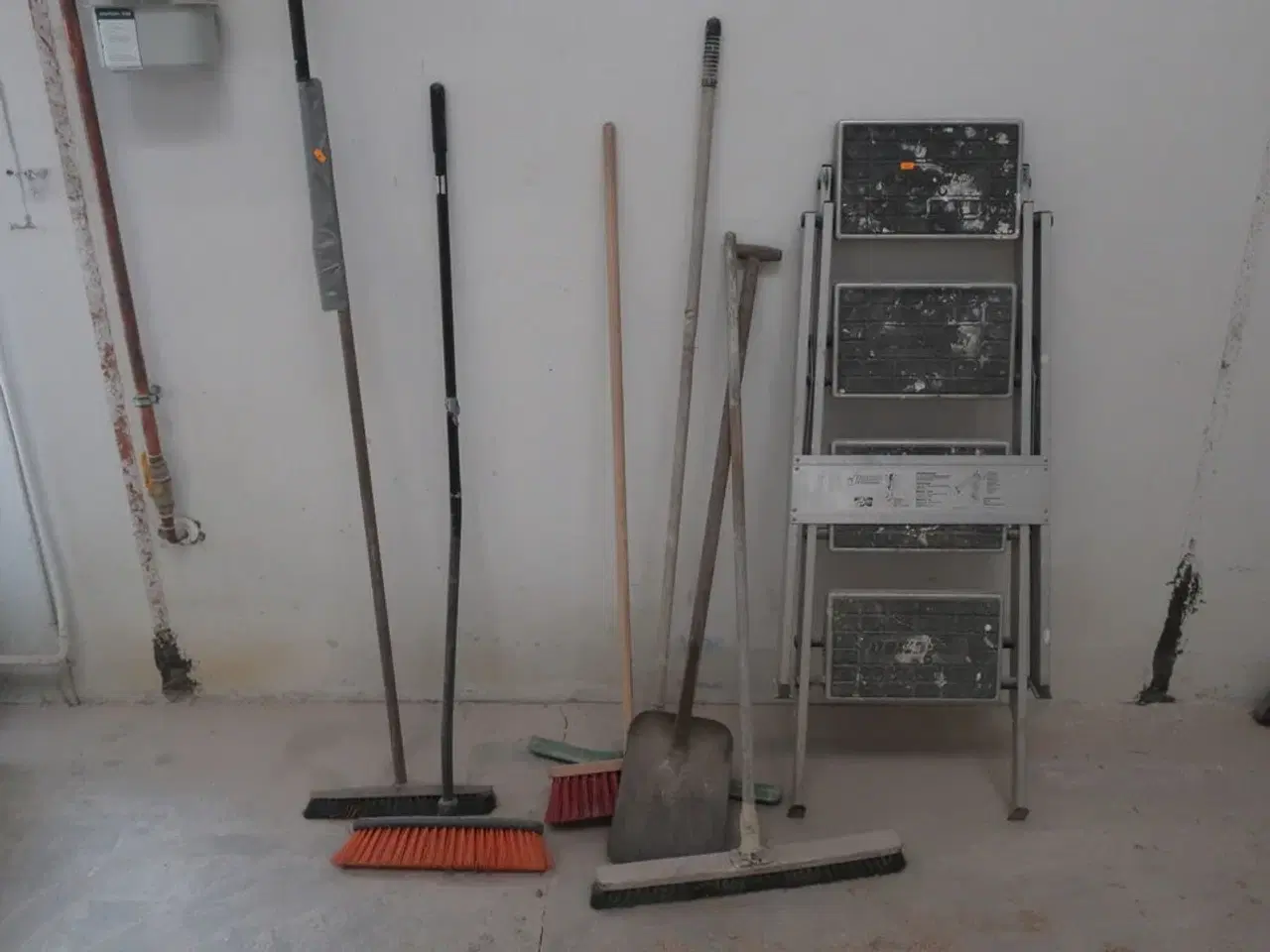 Billede 1 - Stige, koste, skovl og skaber