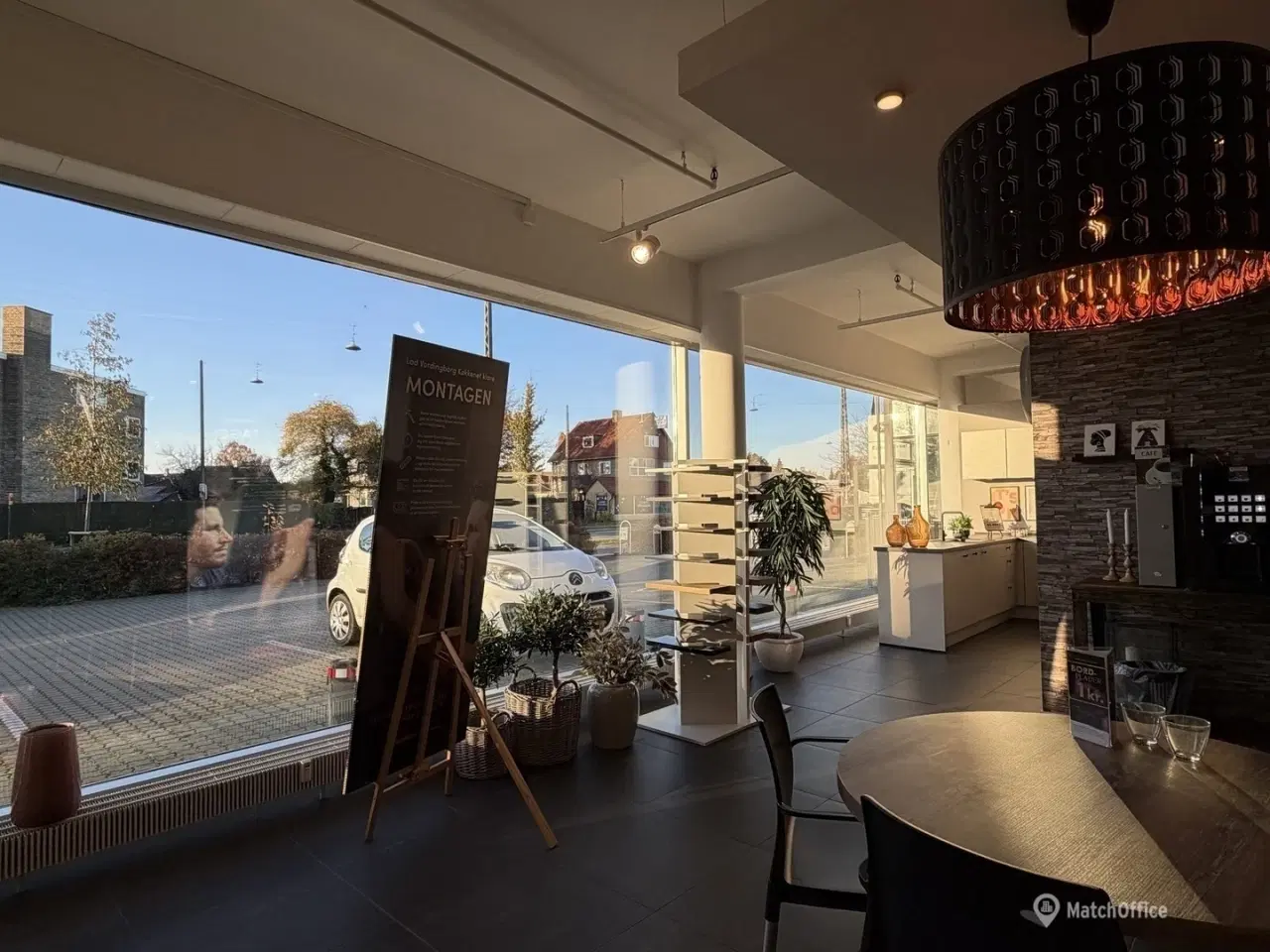 Billede 5 - Pæn & indbydende butik/showroom med stor synlighed