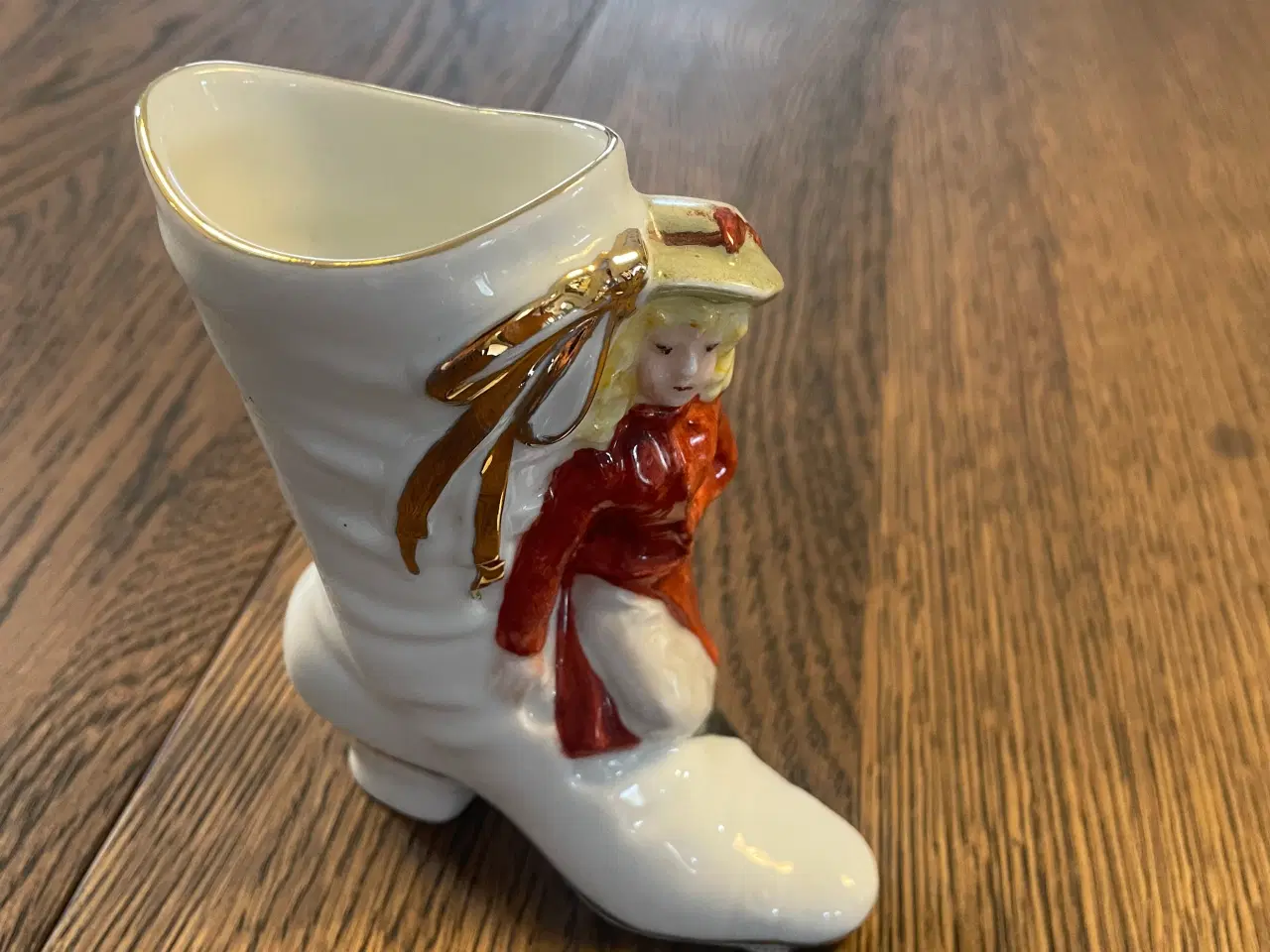 Billede 3 - Små porcelæns støvler og sko sælges.