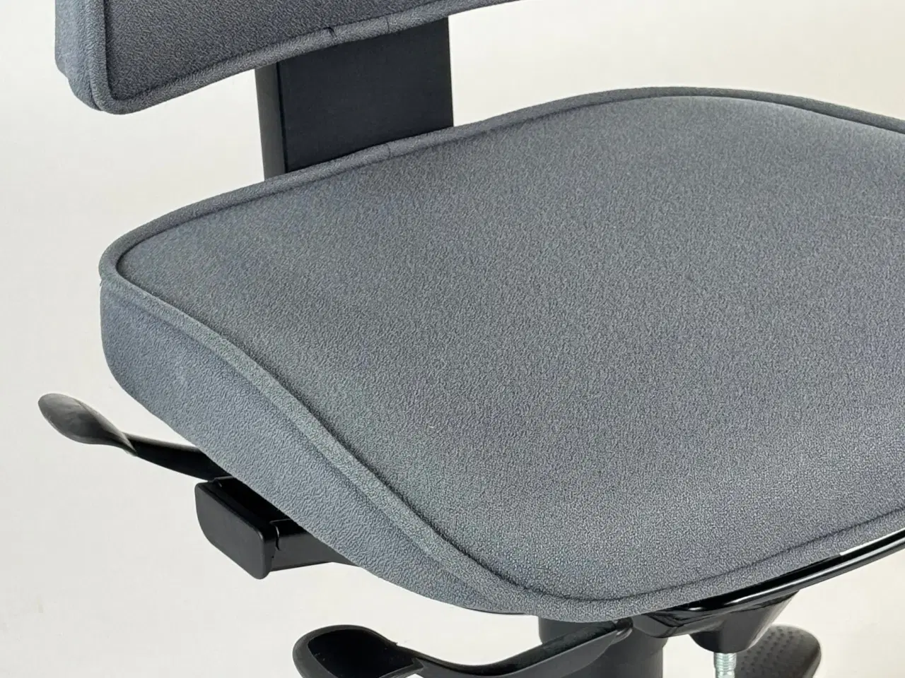 Billede 6 - Kinnarps Free Float 6110 Kontorstol – Grå/Sort Stel