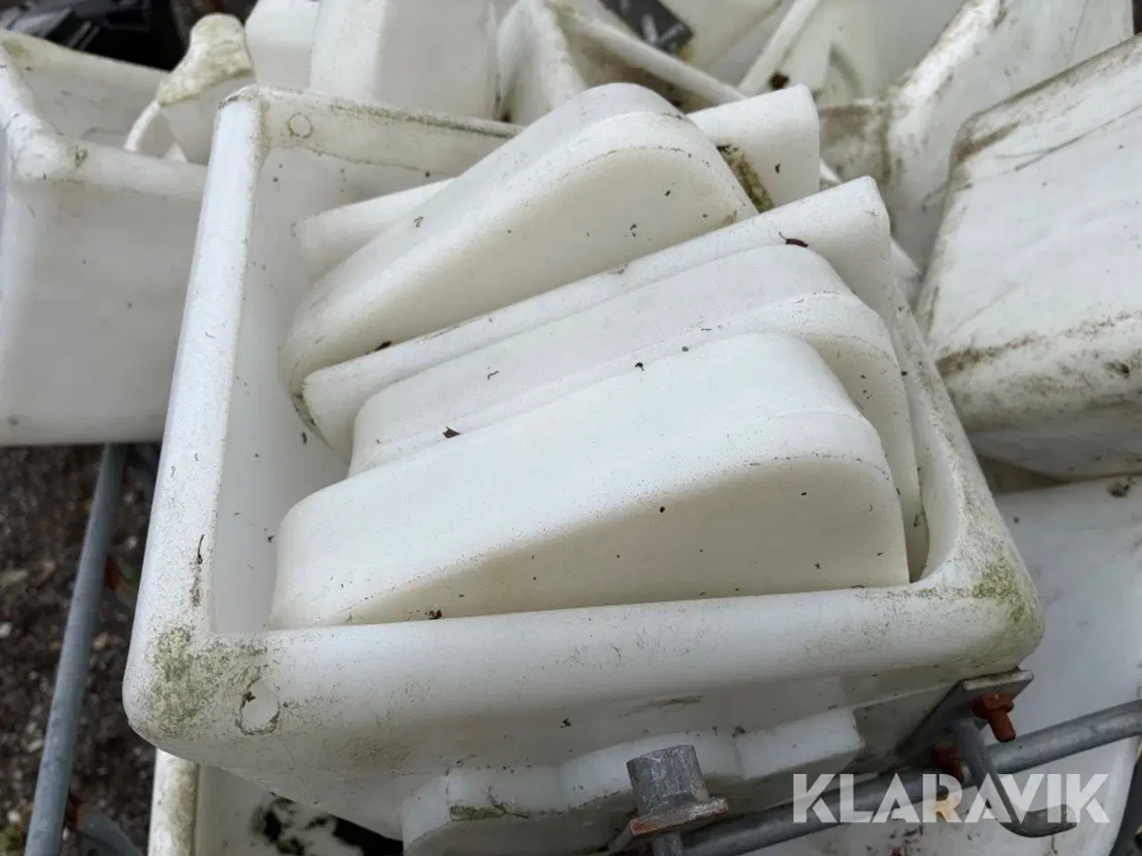 Billede 9 - Foderkrybber og inventar anslået 22 styk.