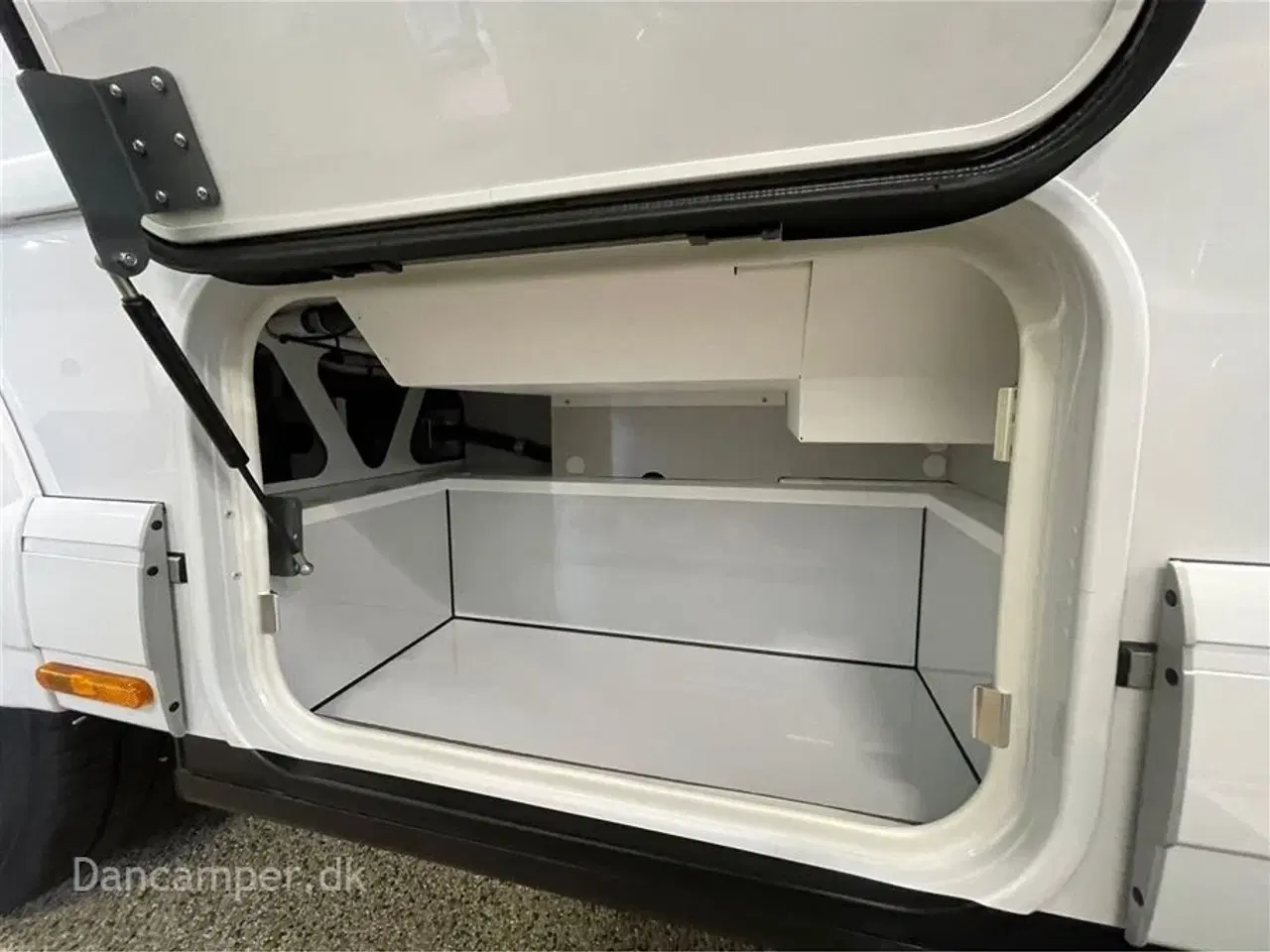 Billede 44 - 2026 - Carthago c-tourer I 145 LE   Design og komfort når det er bedst! MERCEDES 170 Hk, 9-trin aut.gear, adaptiv fartpilot,  4,2/4,5 tons totalvægt