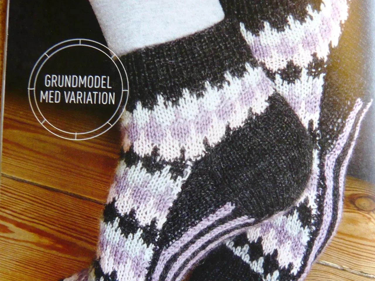 Billede 10 - Strikkehæfter med sokker, strømper og sutsko (6)