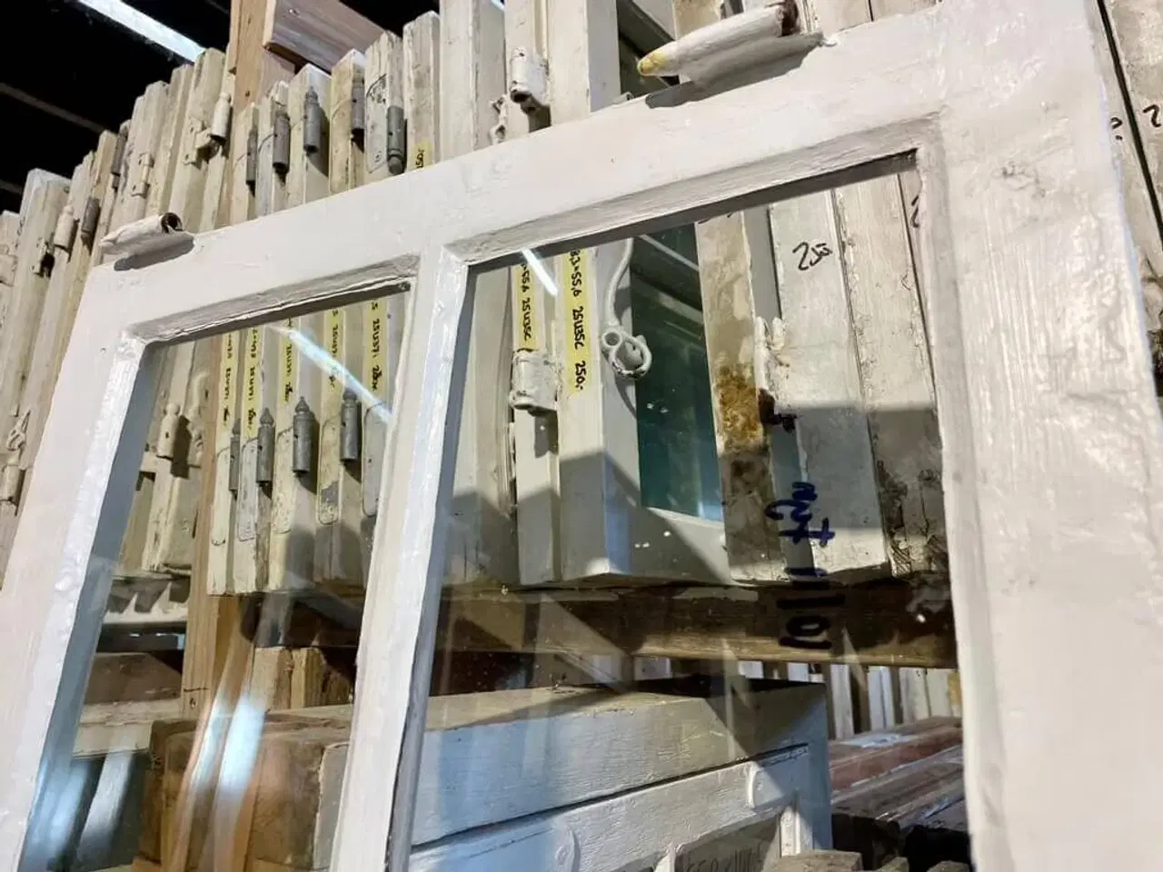 Billede 2 - 2-ruders vinduesramme m. gammelt glas