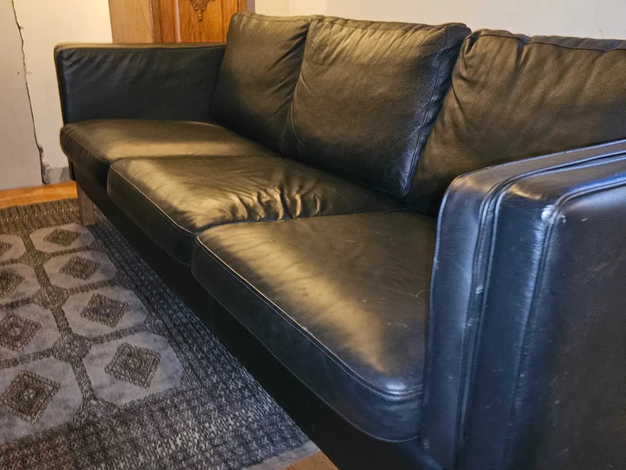 Billede 2 - 3-personers sofa + lænestol i sort kunstlæder