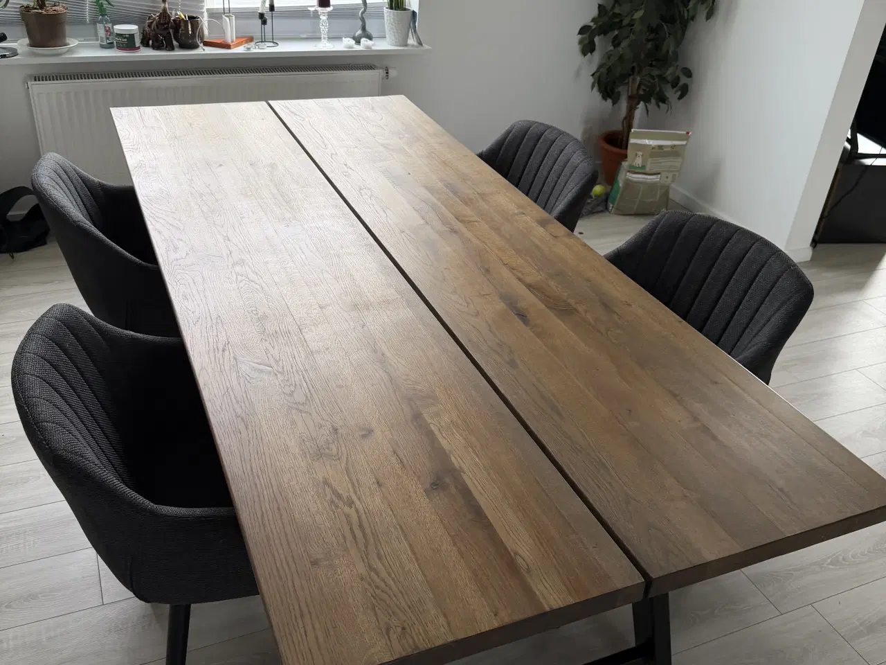 Billede 1 - Stort spisebord i træ med sorte ben