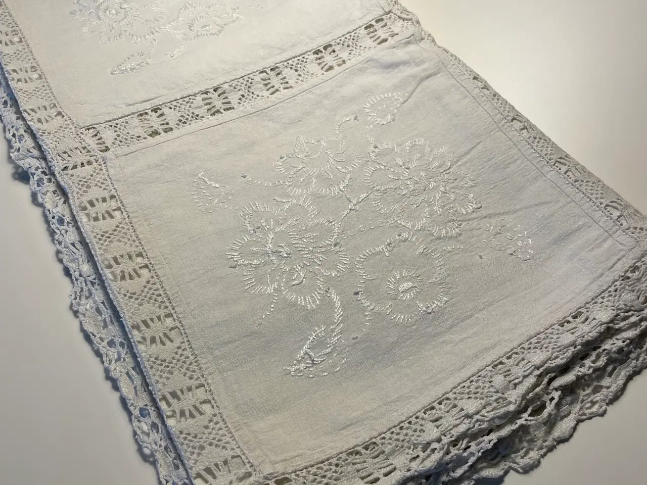 Billede 1 - Hvid bomulds dug med broderi og blonder 