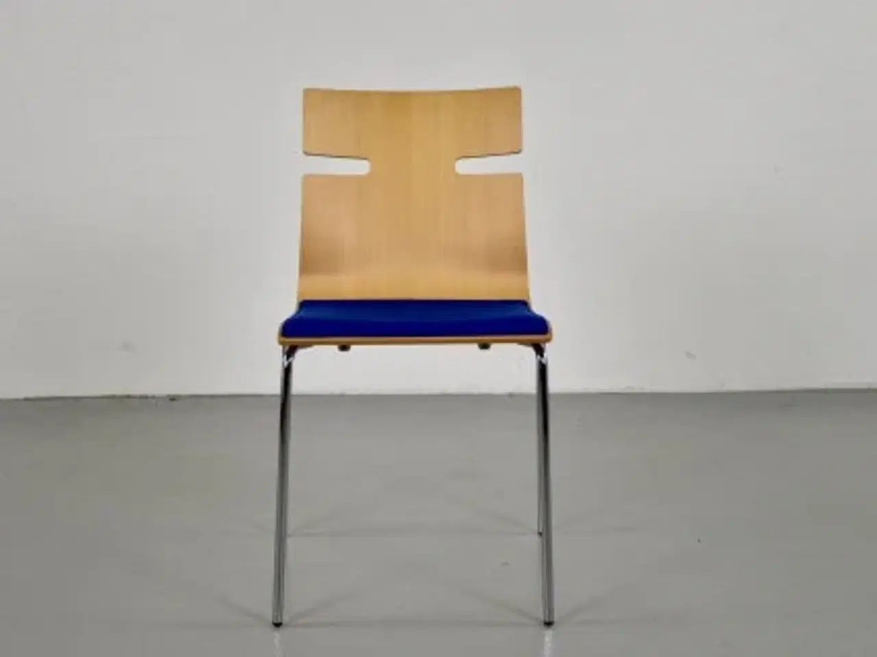 Billede 1 - Konference-/ kantinestol i bøg, med blå polster på sædet