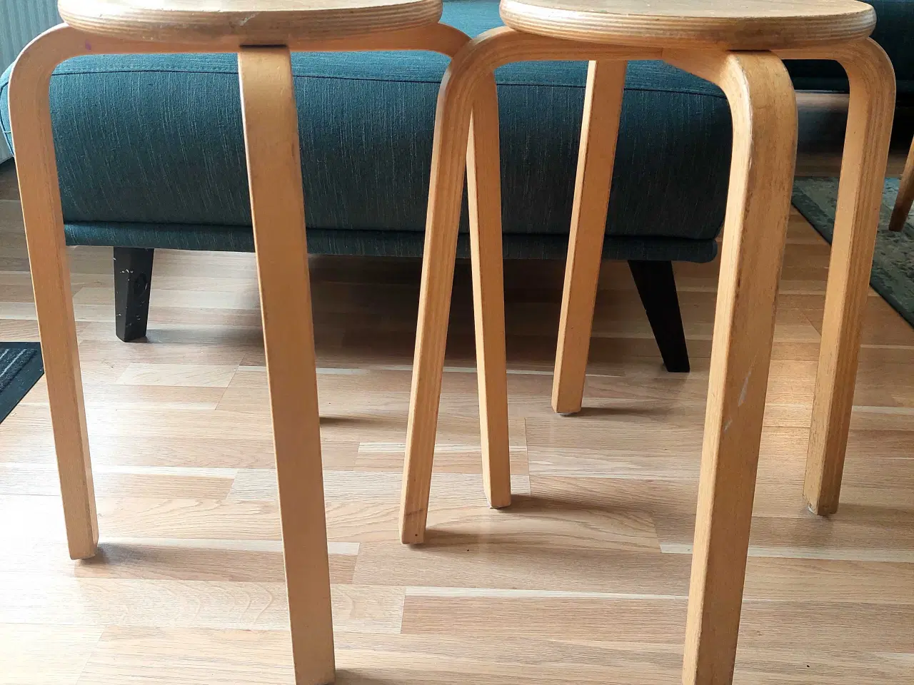 Billede 2 - 2 stk. klassiske taburetter i lyst træ