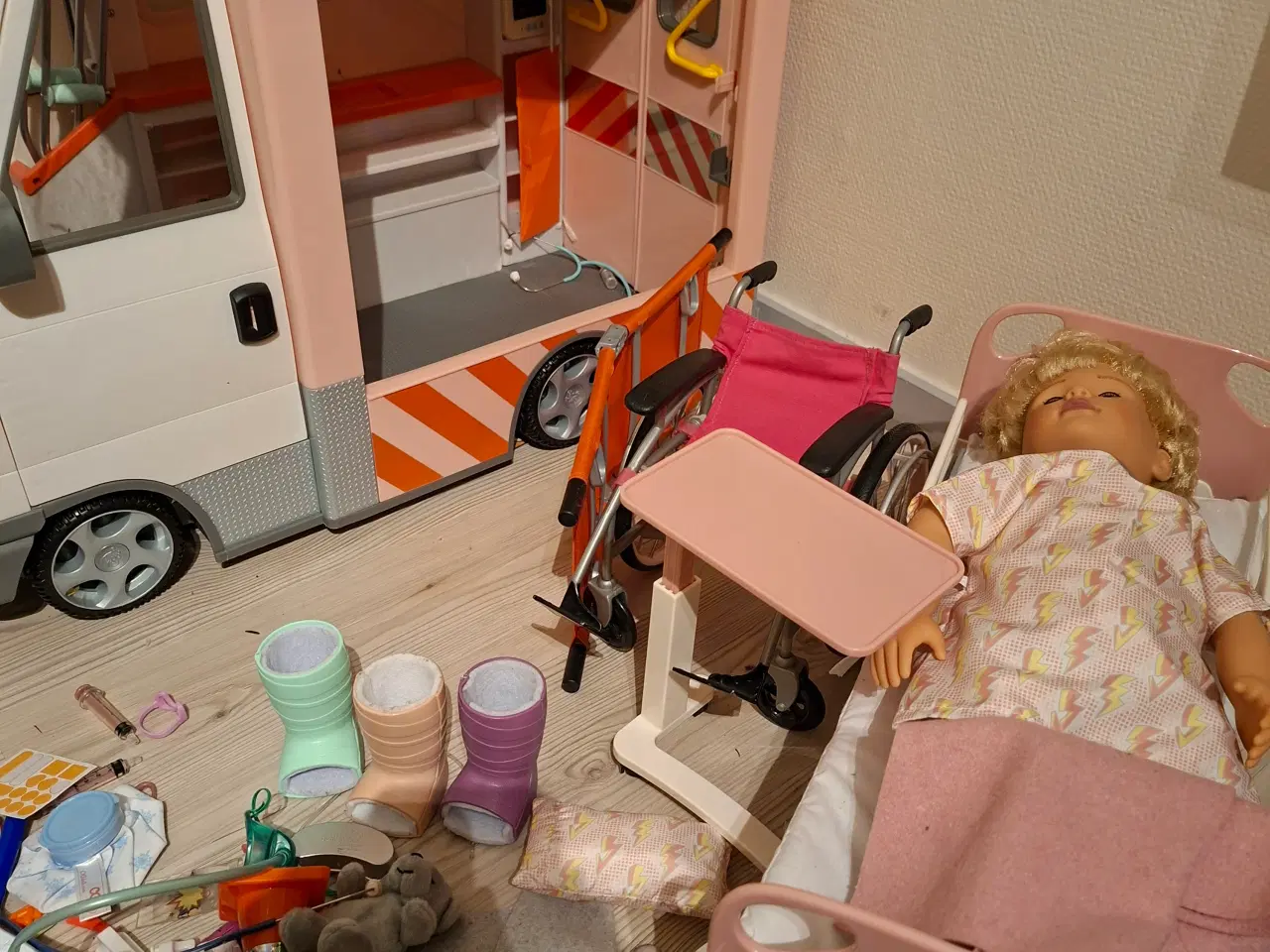 Billede 1 - Our generation ambulance med tilbehør 