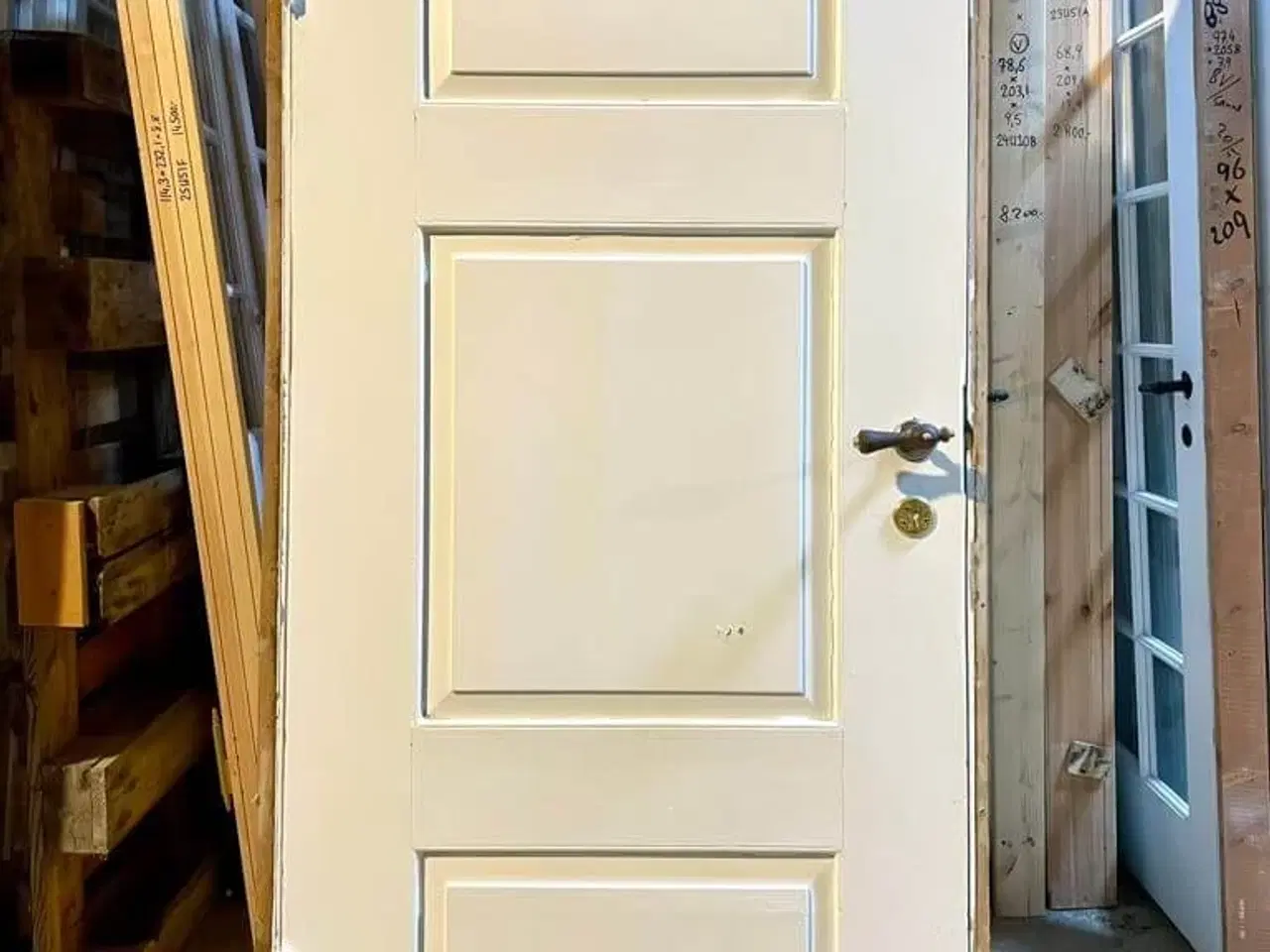 Billede 1 - Lav, venstrehængt fyldningsdør m. karm