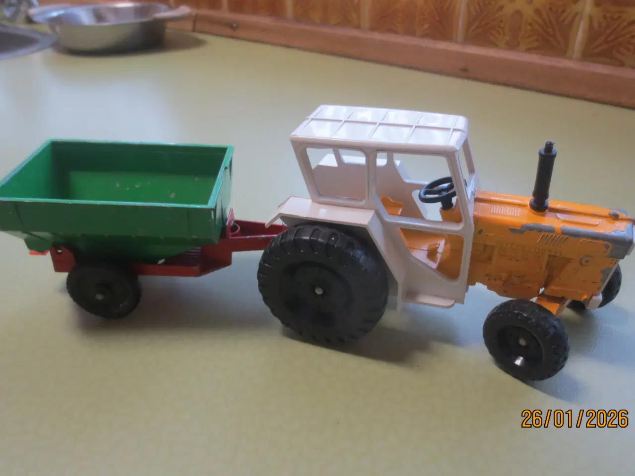 Billede 1 - 1 stk Modeltraktor International 946 med vogn