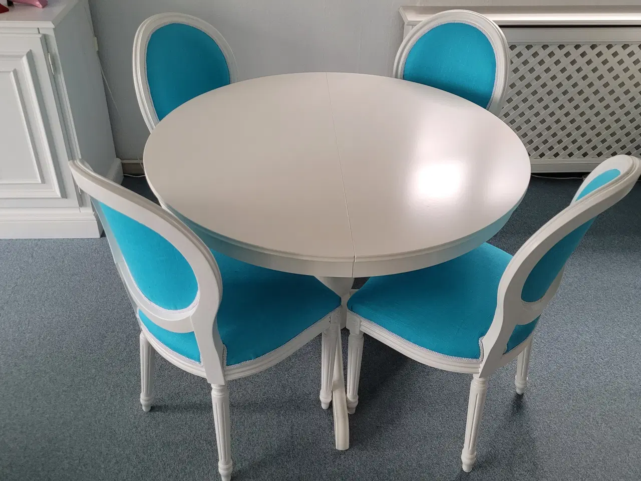 Billede 1 - Nyombetrukne hvide spisebordstole fra ILVA