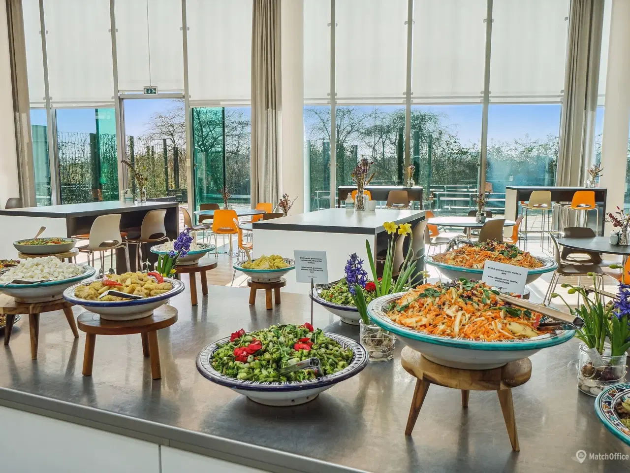 Billede 12 - Lyse og rummelige lokaler med udsigt til vandet