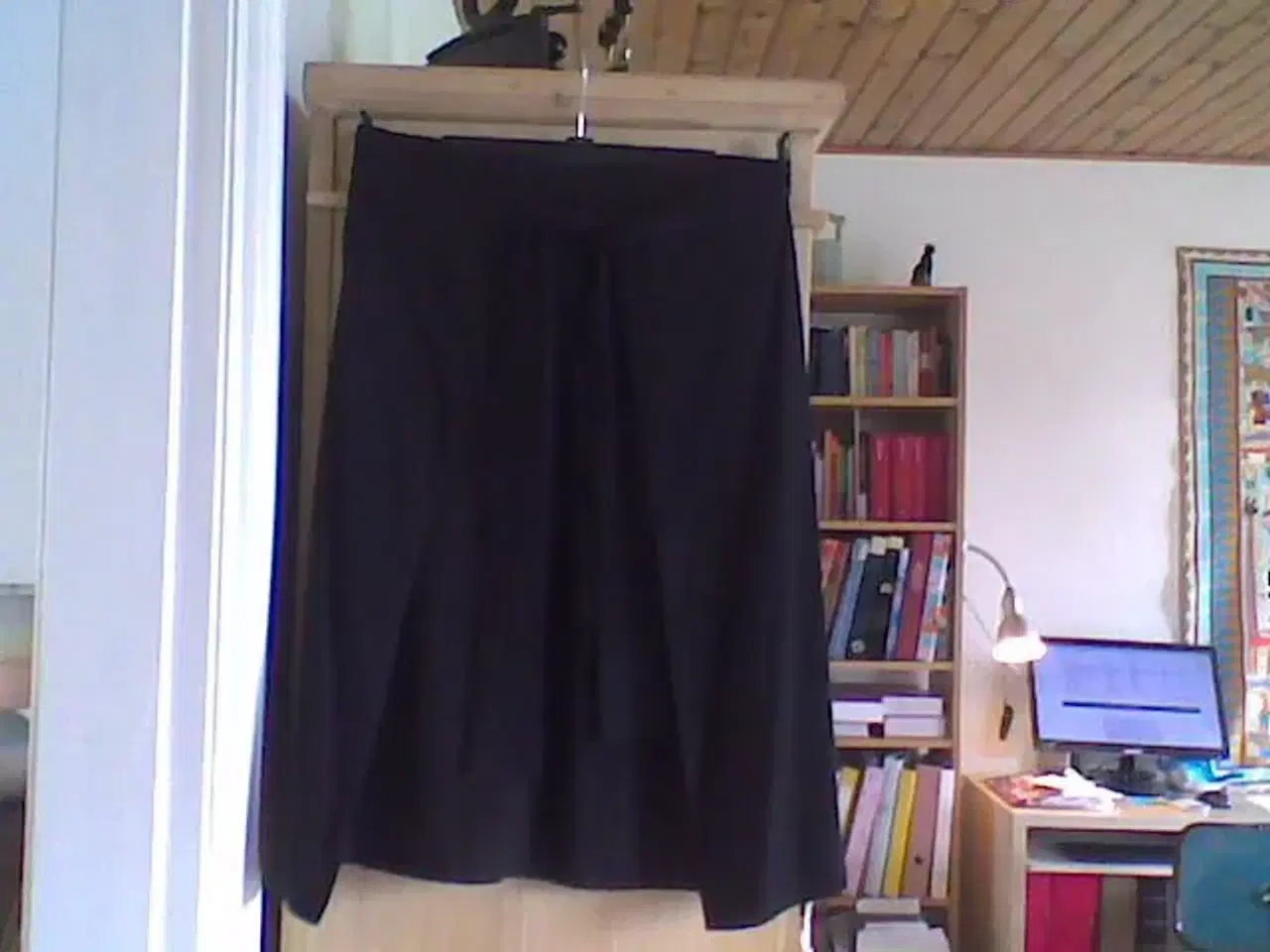 Billede 3 - Flot sort  nederdel