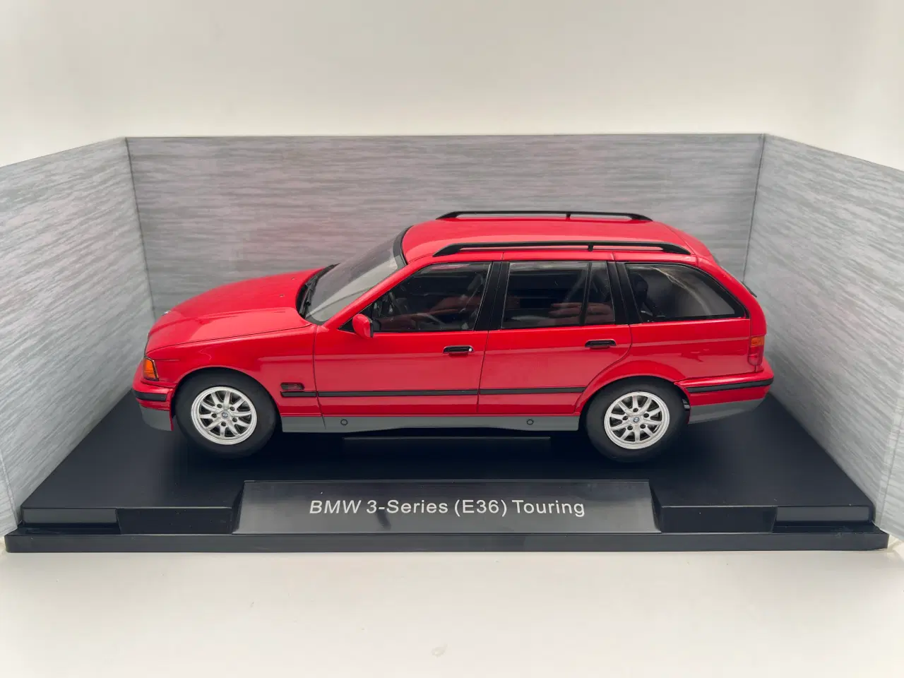 Billede 8 - 1995 BMW 320i Touring E36 1:18  Flot og detaljeret