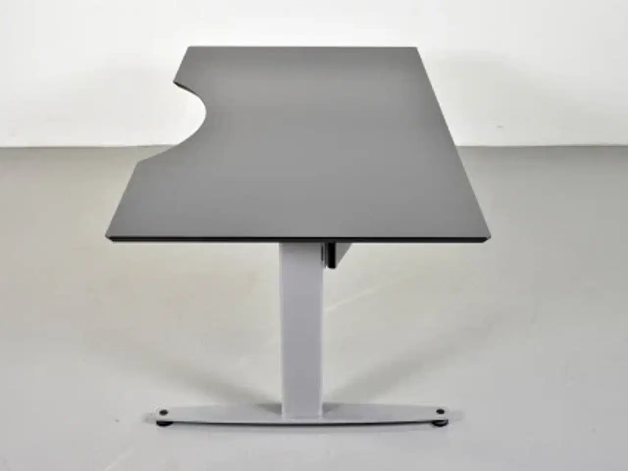 Billede 2 - Hæve-/sænkebord med antracit laminat og mavebue, 180 cm.