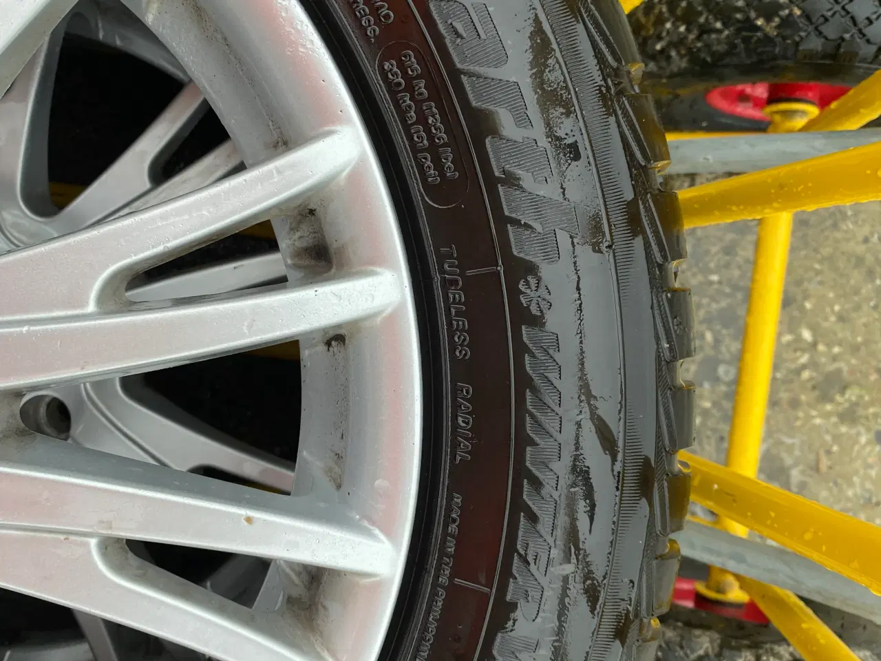 Billede 4 - Fine vinterdæk med alufælge.