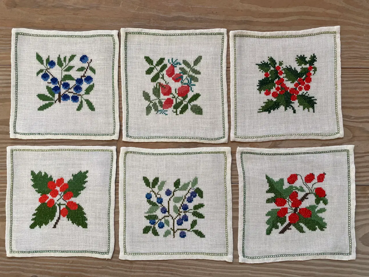 Billede 1 - Mellemlægsservietter broderede 6 stk
