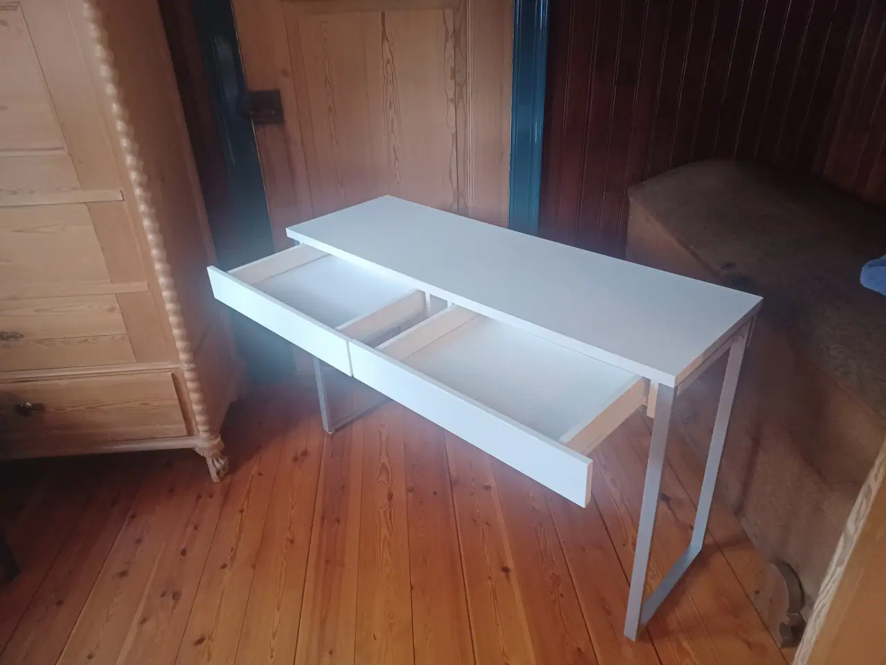 Billede 2 - Skrivebord fra JYSK+stol fra IKEA