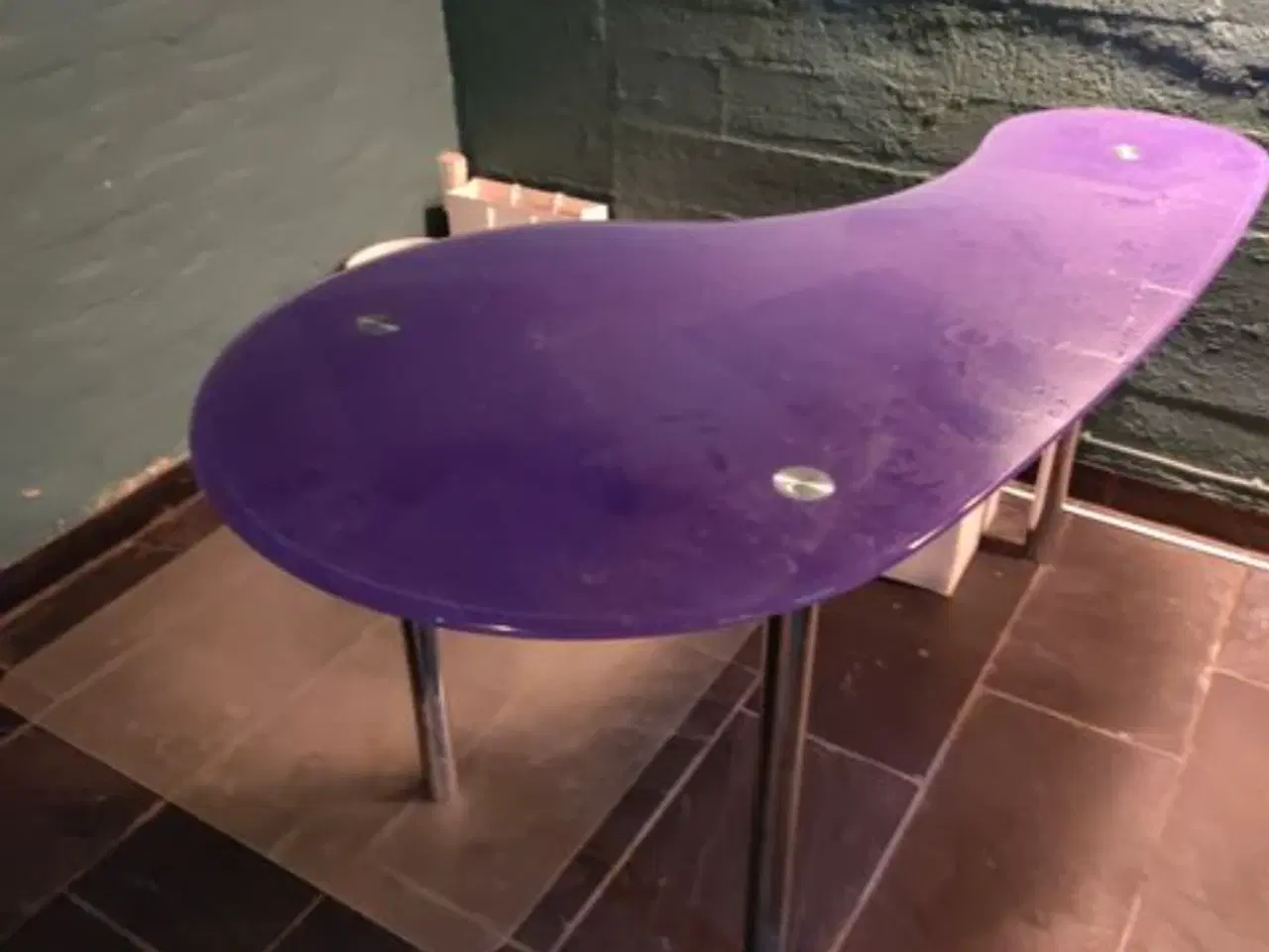 Billede 1 - Lilla skrivebord i glas gives væk 