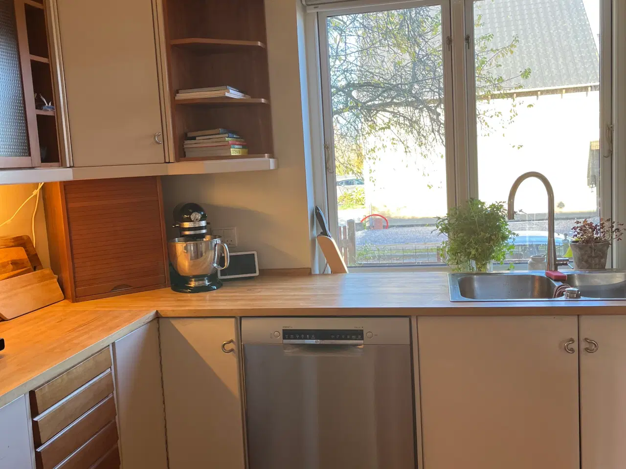 Billede 3 - Pænt og funktionelt køkken – inkl. næsten alle hvi