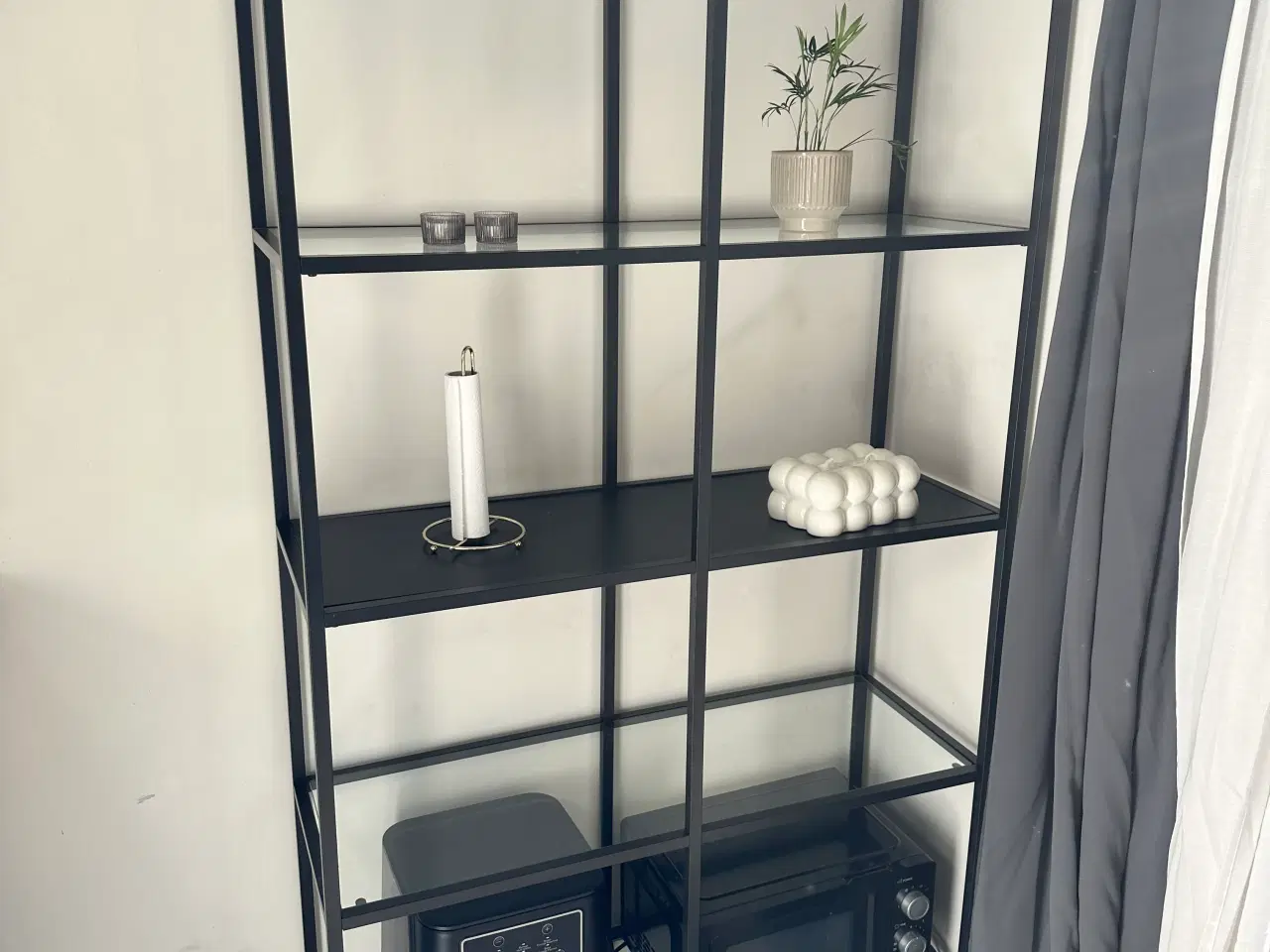 Billede 1 - sort reol med glasplader