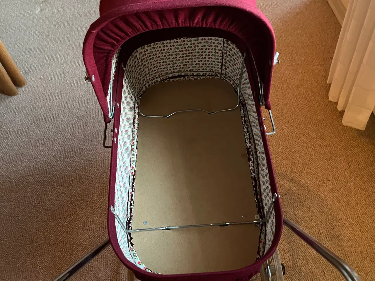 Billede 1 - Fin dukkevogn med sengetøj og dukke