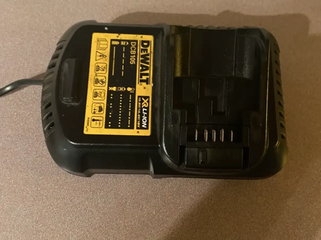 Billede 4 - DeWalt lader ..lader ikke har ikke været varm måsk
