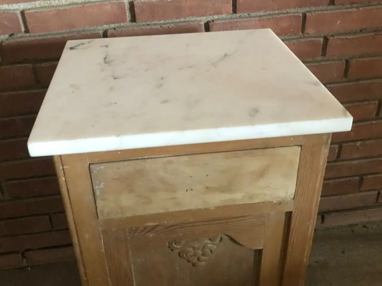 Billede 2 - Natbord med marmorplade