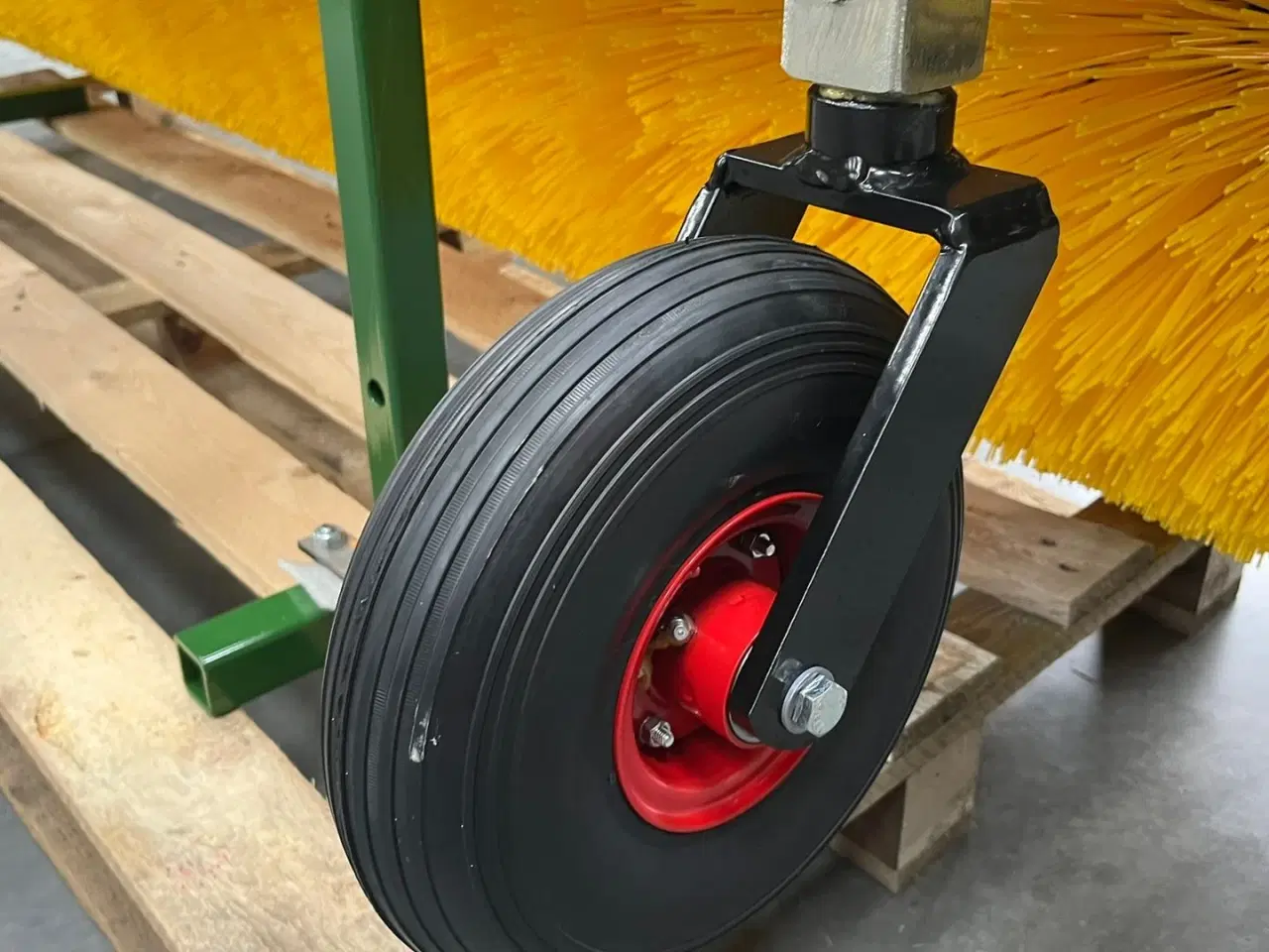 Billede 8 - Thyregod TK 2800 med nylon børster og hydraulisk sving. brede 2800 og feje brede 2500