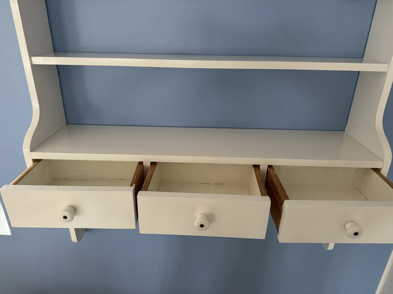 Billede 3 - Hvidmalet køkkenhylde